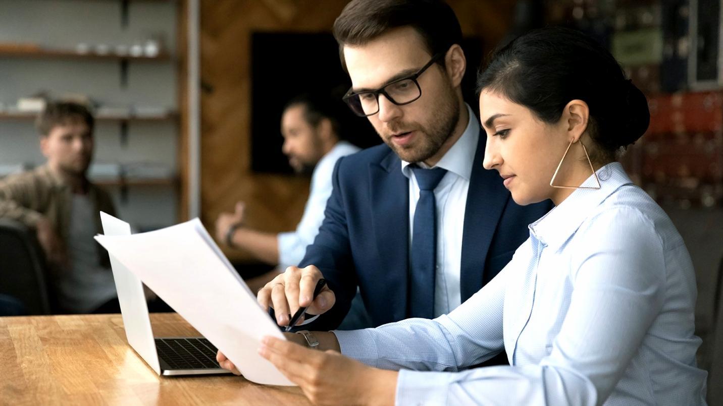 白山市の事務所でクライアントとブレインストーミングを行うチーム