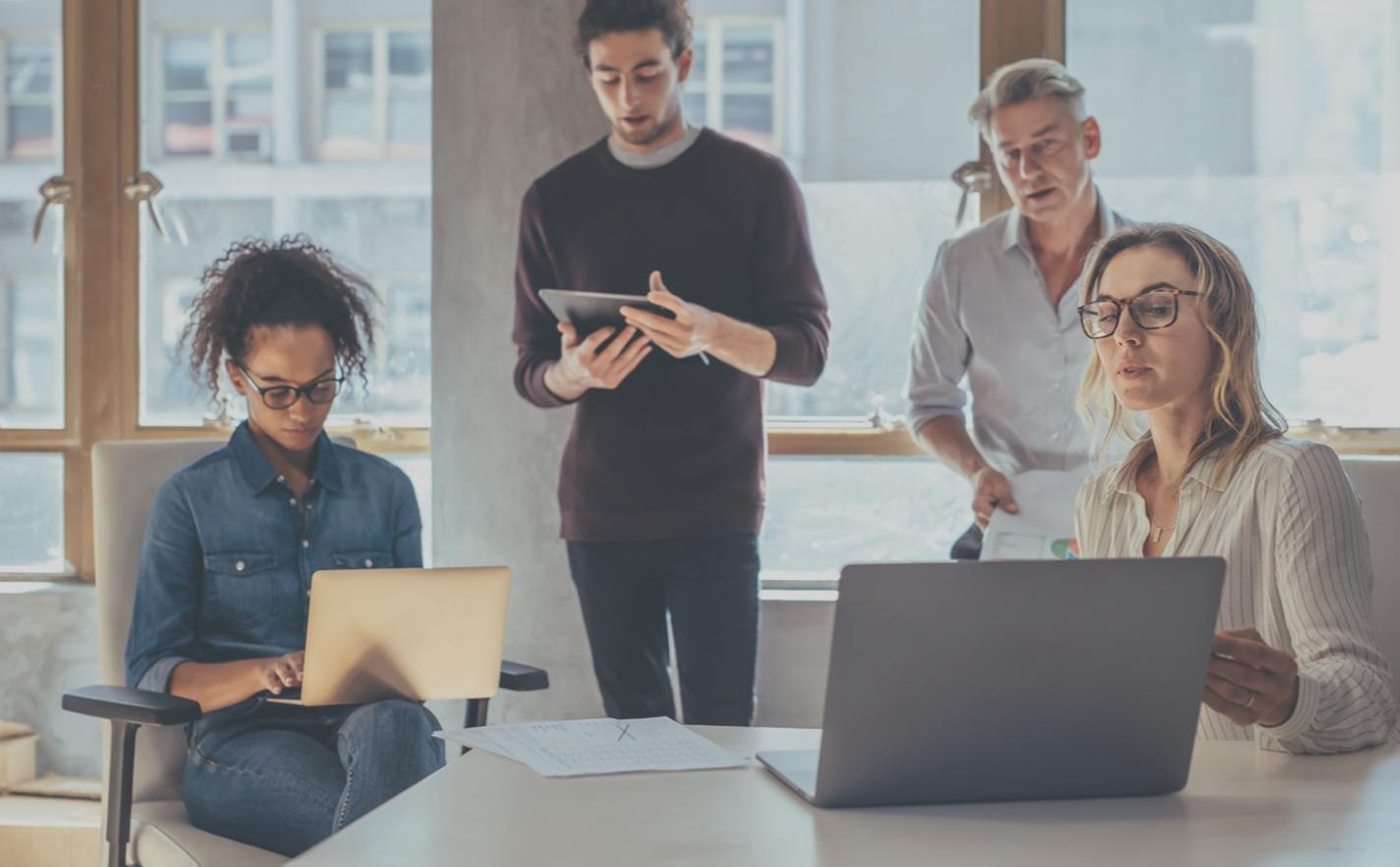 プロジェクトの戦略会議中のホワイトボードとノート